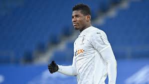 Check out his latest detailed stats including goals, assists, strengths & weaknesses and. Als Die Polizei Kam Floh Embolo Ubers Hausdach Deutschland Sportnews Bz