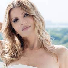 Nel testo sono raccolti gli interventi scritti per la rubrica che l'ex. Rita Rusic Biografia Eta Altezza Peso Figli Marito E Vita Privata Spettegolando