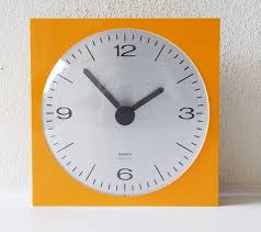 halverwege de eeuw oranje wandklok door krups duitsland etsy wandklok wijzerplaat oranje
