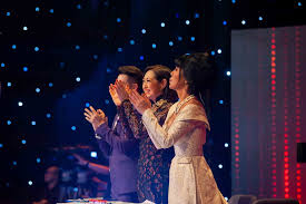 Trác thúy miêu là ai? Trac Thuy Mieu Len Láº¥y Váº¡t Ao Dai Lau NÆ°á»›c Máº¯t Khi Nghe Chi Binh Hat
