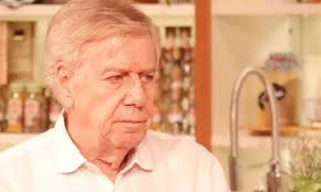 Claudio Lippi aggredito a Roma per aver rimproverato un uomo che gettava  rifiuti in strada