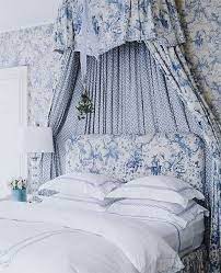 Discover these beautiful blue bedrooms and get interior designers' best tricks and tips for decorating with the soothing and serene hue. Pin By Doris Freeman On Chinoiserie Blue Bedroom Blue Rooms Blue White Decor