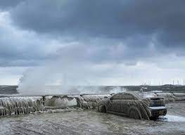 伊利湖lake erie 遭遇极地寒流 湖畔一辆汽车被冻结的水浪覆盖 美国us 纽约new york 1月12日 湖区遭遇大风降温天气 风速达到17米 秒 平均气温降至零下7 摄影师 lindsay dedario winter storm pictures landmarks