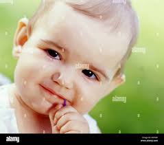 Triste blond enfant pleurer avec des larmes dans ses yeux bleus Photo Stock 