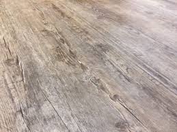 Klick Vinyl Vinylboden Basic Kiefer Rustic Landhausdiele Feuchtraum Geeignet Vinylboden Vinyl Fussboden Ideen Bodenbelag
