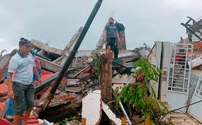 El número de muertos tras los terremotos y el tsunami que sacudieron la ciudad indonesia de palu hace una semana podría incluso duplicarse luego de que descubrieran una enorme grieta en la tierra. Ziiaeyvk Ru3km