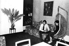 Using an ungodly collection of the worst of 1970s interior design magazines, books, and pamphlets, he proves without a shadow of a doubt that the '70s were a hideously grim period. Iconic 1970s Home Trends Everyone Remembers Architectural Digest