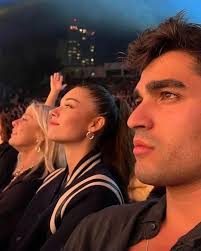 Mert Ramazan Demir and Afra Saraçoğlu 🤎 Do you see Afra's hand on his shoulders? They're best friends🥹 From their 1st concert night.🌙 Our Yali Capkini family 🤍🫠 #mertramazandemir #afrasaraçoğlu #afram #seyfer #