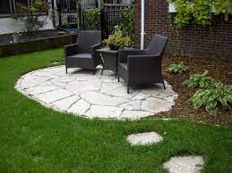 Flagstone Patio With Grass Google Search Vorgarten Terrasse Steinterrassen Kleine Terrasse Design