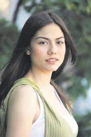 Deren'in eski bir fotoğrafında özellikle burun bölgesinde bariz bir değişim olduğu görülüyor. Defne Samyeli Nin Kizi Deren Talu Estetiksiz Haliyle Soke Etti