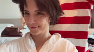 虽然张艾嘉之前曾多次问鼎香港电影金像奖与亚太影展的最佳编剧，但在戏剧领域获得此项提名尚属第一次。获知入围后她非常高兴：“记得去年导演（林奕华）曾到上海领过这个奖，当时他回来后就给我们看过他的奖杯，还很得意的样子。没想到今年我也获得了提名，真的好开心。”而  ...