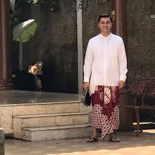Warna biru navy ini nyatanya lebih beken dengan nama biru dongker di indonesia. Mix Match Baju Koko Biar Makin Stylish Kayak Seleb