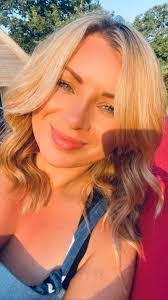 Debra Lomax's Instagram, Twitter & Facebook