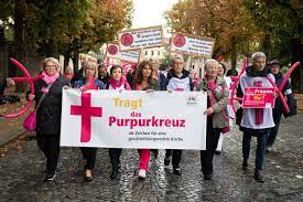 Sie überreichte ihr vom leitungsteam einen blumenstrauß und vom paderborner verband eine urkunde. Kfd Demozug In Fulda Mit 180 Frauen Gleich Und Berechtigt Katholische Frauengemeinschaft Deutschlands Kfd