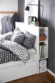 Schlafzimmer Klein In 2020 Schlafzimmer Neu Gestalten Zimmer Regal Uber Bett