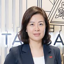 Kim Lay's Instagram, Twitter & Facebook