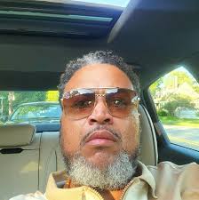 In case you missed it, System Of A Down's Daron Malakian surprised a SOAD  tribute band called Peephole by unexpectedly joining them onstage to  perform “Cigaro.”