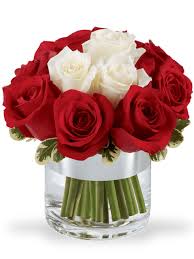 Mazzo di rosse spettacolare mazzo di rose rosse. Bouquet Di Rose Rosse E Rose Bianche Profumate A Domicilio