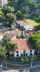 Mansão abandonada no Pacaembu, uma das dezenas de casas abandonadas nesse bairro., Em particular essa casa é um mistério, fica dentro dos terrenos da faculdade Faap e está assim aos pedaços faz anos. ...