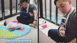 Namun banyak juga manusia yang dilahirkan tanpa anggota tubuh yang lengkap akan tetapi bukan berarti hidup mereka berakhir. Tangan Samuel Zylgwyn Patah Belum Diketahui Penyebabnya Franda Kebanyakan Gaya Banjarmasin Post