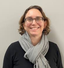 Elise Knopf was born Deaf into a hearing family in Shaker Heights, Ohio.  She moved to Des Moines, Iowa, when she was a freshman in high school. Her  parents found out she