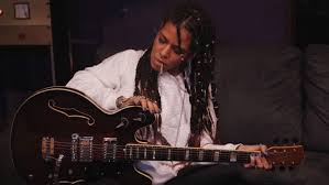 Vejo um monte de comentário aqui de pessoas seriamente incomodadas com o fato de eu ter a pele mais clara e me posicionar como preta de quebrada. Flora Matos Libera A Inedita Preta De Quebrada Atraves De Lyric Video Zonasuburbana