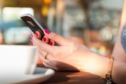 Uso prolongado de celular pode causar lesões na mão, alerta ortopedista | CNN Brasil