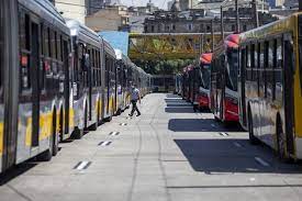 A paralisação é um protesto contra a circulação de ônibus sem cobrador. Apos Reuniao Com Governo Motoristas Suspendem Greve De Onibus Em Sp Band