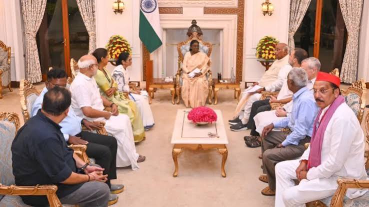 महामहिम को हम वोट चोरी के सबूत देंगे', राष्ट्रपति से मुलाकात के बाद बोले राहुल गांधी - India TV Hindi