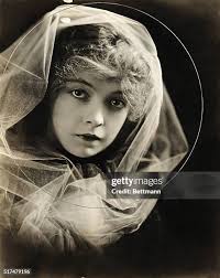 565 Lillian White Photos & High Res Pictures