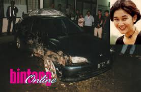 Ia meninggal akibat kecelakaan mobil. Nike Ardilla Dalam Kenangan Hari Ini 19 Tahun Lalu Tabloidbintang Com