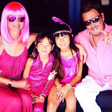 Johnny Hallyday Et Laeticia Rentree Scolaire Au Top Pour Joy Et Jade Photos Johnny Hallyday Et Laeticia Johnny Hallyday Johnny Et Laeticia