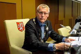Jun 22, 2021 · primátor petr nedvědický (ano) minulý týden oznámil, že mentor ústecké zoo a člen výběrové komise david nejedlo tvrdil, že někteří členové komise byli pro fejka rozhodnuti už předem. Usti Nad Labem Ma Noveho Primatora Koalici Peti Subjektu Povede Nedvedicky Z Ano Irozhlas Spolehlive Zpravy