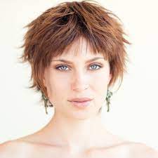 This hairstyle lifts and opens up the face with its effortless styling. 25 Short Haircuts For Oval Faces For Women All Things Hair Us