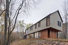 Maybe you would like to learn more about one of these? La Residence Kl Situee A North Hatley En Estrie Un Cachet Traditionnel Tout En Ayant Une Discrete Touche Moderne Shingle House Residential Architecture Canadian House