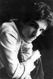 Spinetta founded several groups, such as almendra , pescado rabioso , invisible , spinetta jade and spinetta y los socios del desierto. File Spinetta 1976 Jpg Wikipedia