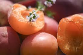 Abricots Peches Et Thym Leurs Bienfaits Tout Savoir Sur Les Fruits La Cour D Orgeres Abricot Fruits Fruit