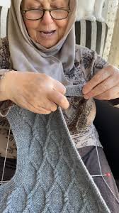 Yavrularım, örgü örmek gibisi var mı? Hem elin çalışır, hem gönlün huzur  bulur. Boş durmak yakışmaz, bir şeyler üretmek lazım. Örerken hem zaman  güzel geçer, hem de bir bakarsın kışlık yelek, şal ...