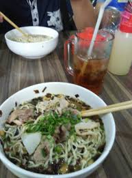 Untuk daging merah bisa diganti dengan daging ayam bagian dada sedangkan. Sotomie Babi Picture Of Soto Mie Agih Bogor Tripadvisor