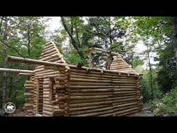 Es handelt sich hier bei jedem haus um ein unikat, das individuell nach alter handwerkstradition aus den über einhundert jahre alten stämmen nordischer fichten oder kiefern gefertigt wird. Mit Blossen Handen Kanadier Baut Haus In Der Wildnis Youtube