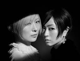 好多好多年前，當Chara (淺野忠信前妻) 仍然如日方中嘅時候，有音樂記者問佢：「喺最近出道嘅歌手之中，你最睇好邊位？」 Chara：「椎名林檎。」  記者再問：「咁宇多田光呢？」 Chara：「佢英文幾好。」