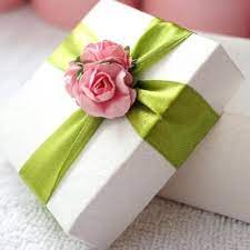 Merangkai baju seserahan untuk pengantin wanita yang di padukan dengan tas yang senada dengan baju menjadi sebuah rangkaian yang cantik untuk dapat di persembahkan saat acara pernikahan. Tak Perlu Mahal Inilah 10 Pilihan Kado Pernikahan Sederhana Yang Bisa Jadi Persembahan Istimewa