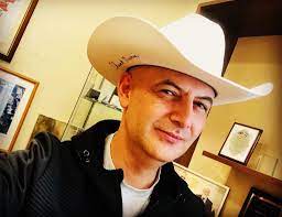 Am si cetatenie croata pentru ca sunt minoritar in tara mea. Nem Semmi Hawaiira Koltozott Csaladjaval Vujity Tvrtko Indirekt Hu