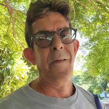 A pesar de algunos montajes y convenciones pre-establecidas, hay muchos  jóvenes universitarios plantados, rechazando una solución sectaria, y esto  complica sobremanera el escenario. Se hace complejo porque en primer lugar  no sería (