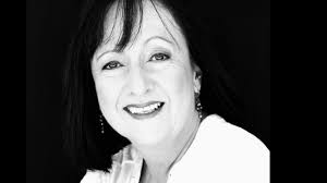 Llega ese momento en la vida de los simples mortales en que nos damos  cuenta que lo único -y más importante- es tener salud, ilusiones y trabajo.  Mucho trabajo. Yo no vengo de una familia de grandes ...