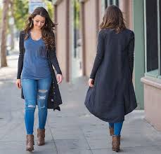 2019 Sokak Kombinleri Mavi Yirtik Skinny Kot Pantolon Lacivert Bluz Siyah Uzun Hirka Kahverengi Topuklu Bot Skinny Kiyafet Moda