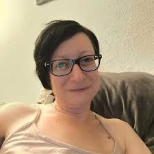 Unten: Milchschnitte, dann den Pinguin und oben drauf die nächste  Schnitte... Fertig ist der Milchburger!