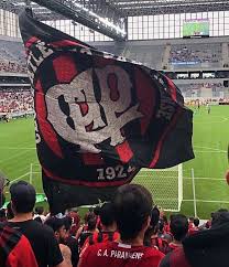 Futebol brasileiro é uma paixão e um verdadeiro fanático não perde um jogo do seu time de coração. Pin De Ket Andreatta Em Esportes Atletico Paranaense Clube Atletico Paranaense Atletico