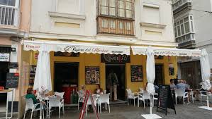 Denn hier ist zum beispiel in der krypta der bekannte spanische komponist manuel de falla beerdigt. 05 05 2019 Cadiz Spanien Dreamteam2travel