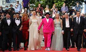 Последние твиты от festival de cannes (@festival_cannes). Cannes 2021 Glamour Politics And Illicit Kisses On Day 1